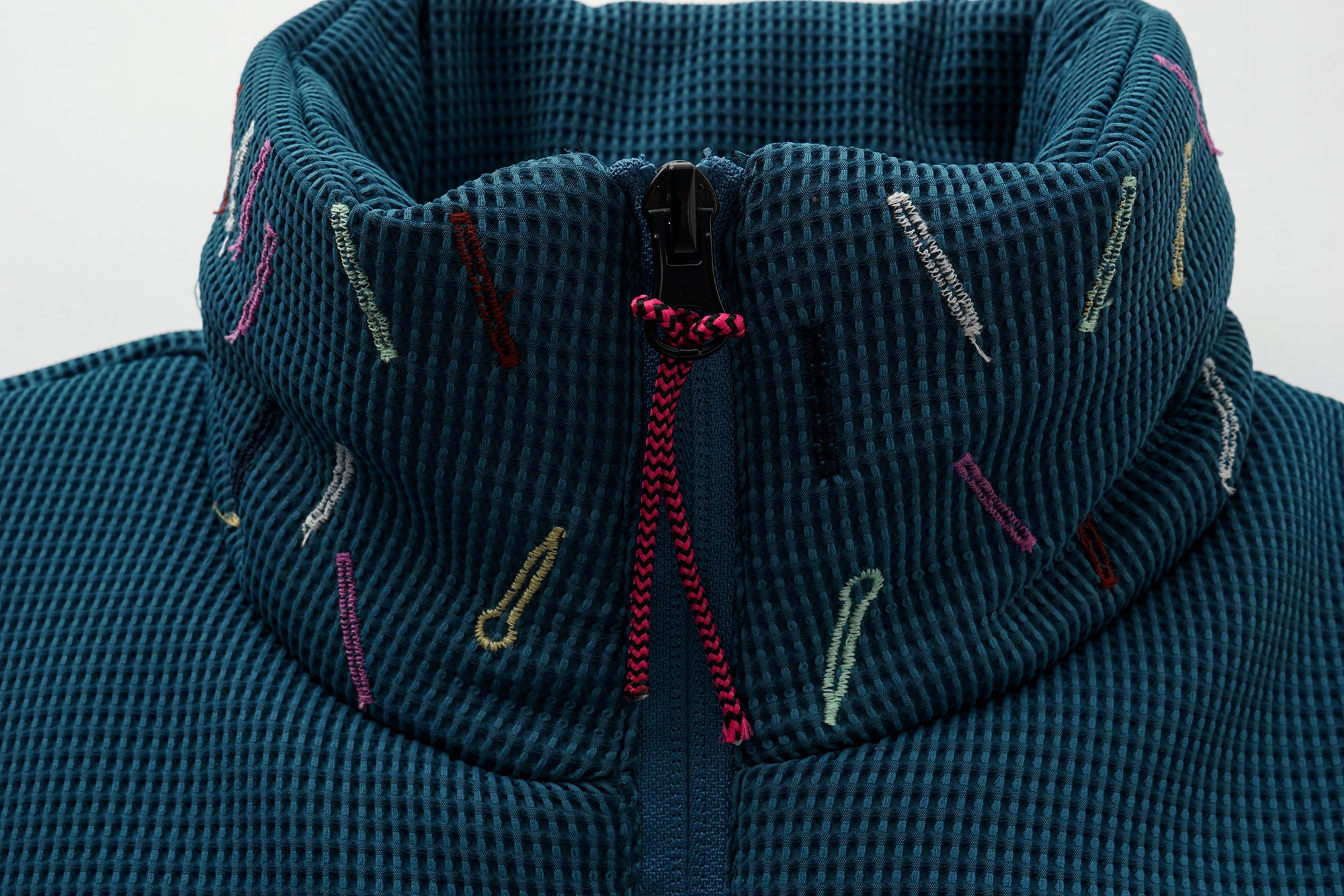 OINIMI Embroidered-Collar Waffle Puffer Vest