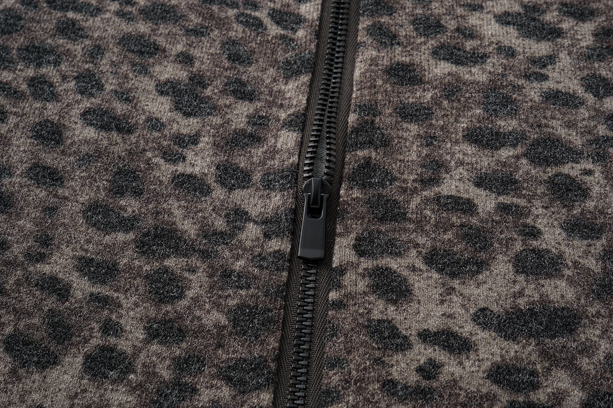 OINIMI Leopard Full-Print Knit Dual-Zip Top