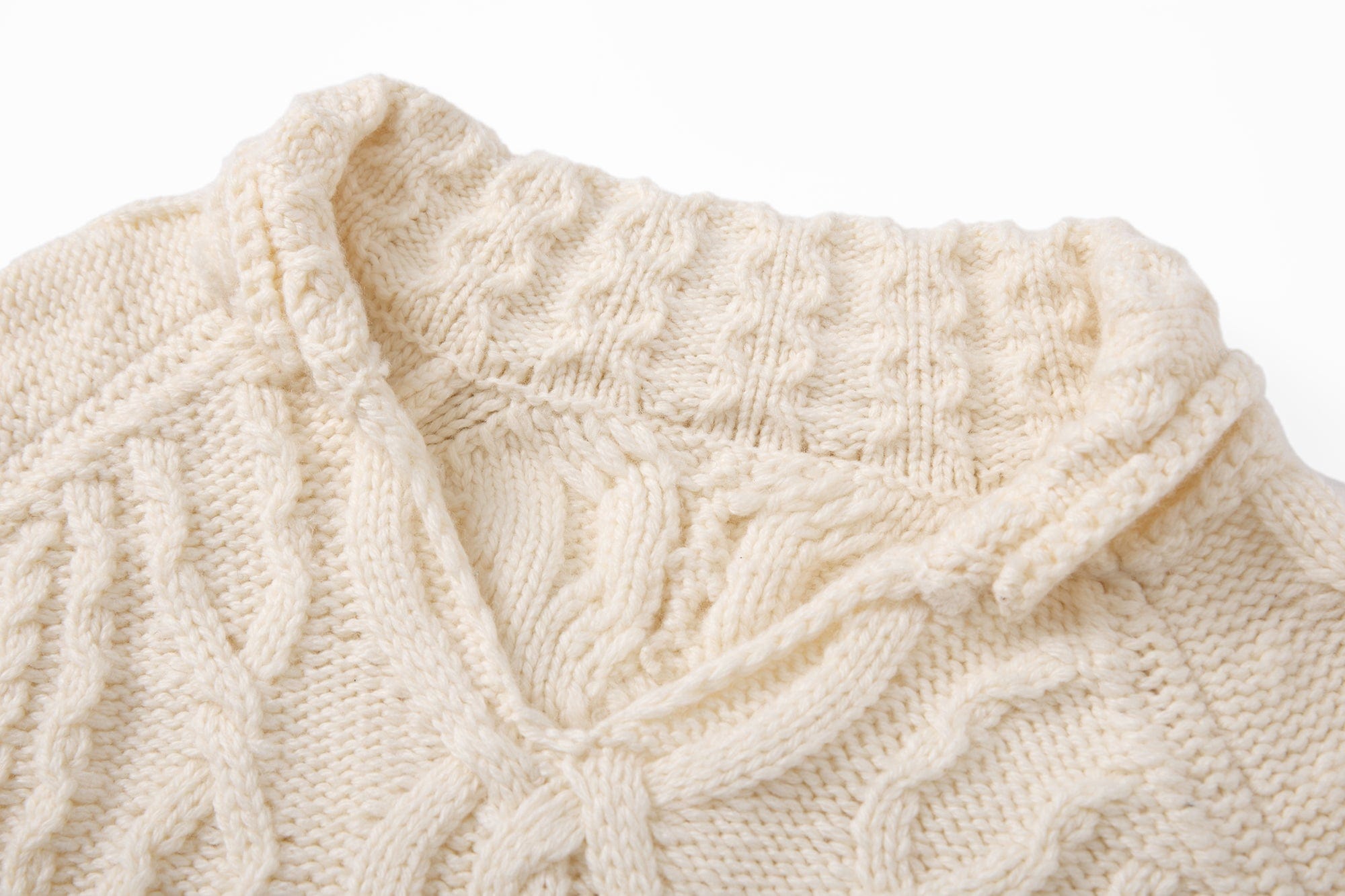 SAME FLOW Chunky Cable-Knit Raglan Sweater