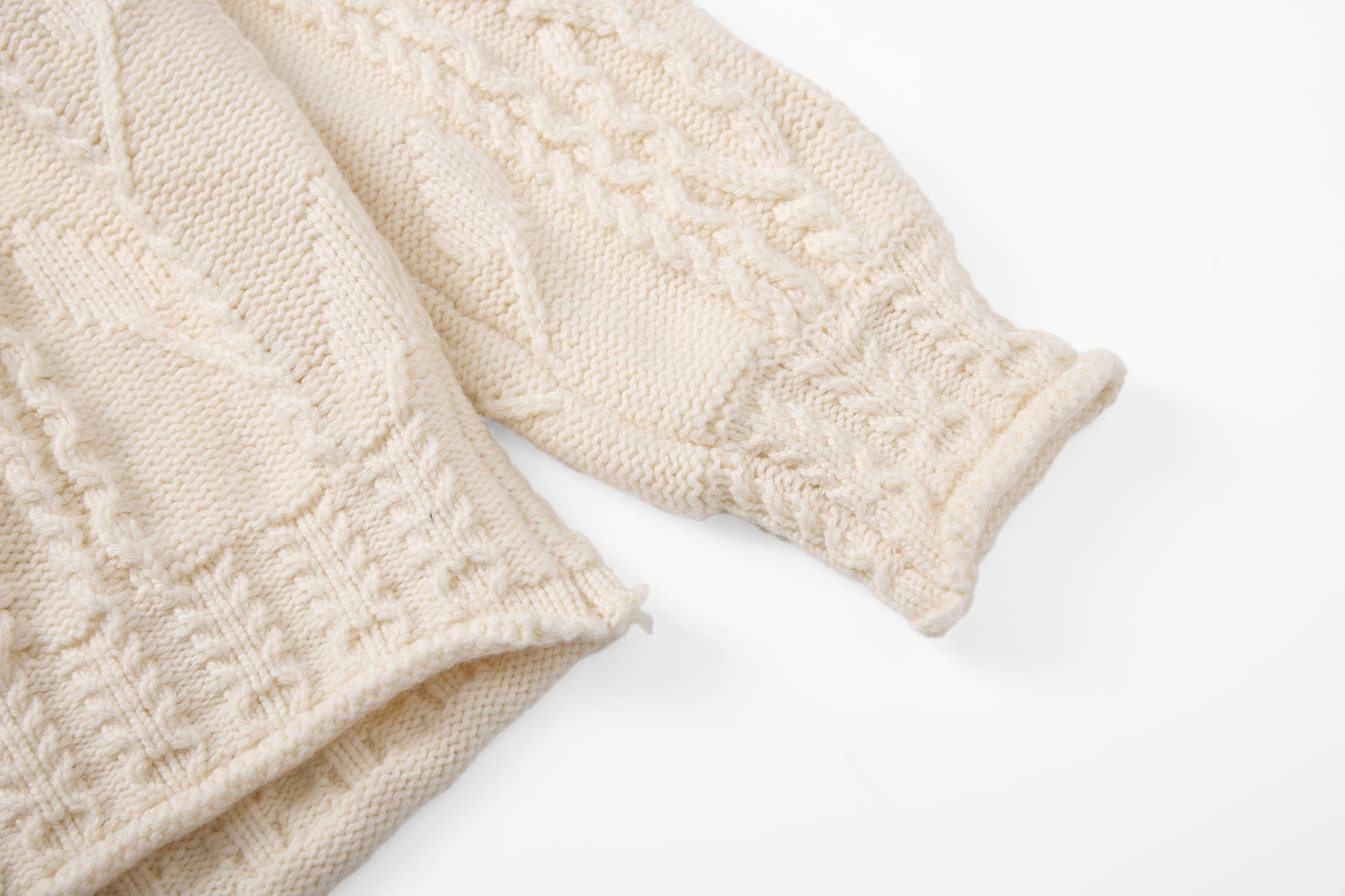 SAME FLOW Chunky Cable-Knit Raglan Sweater