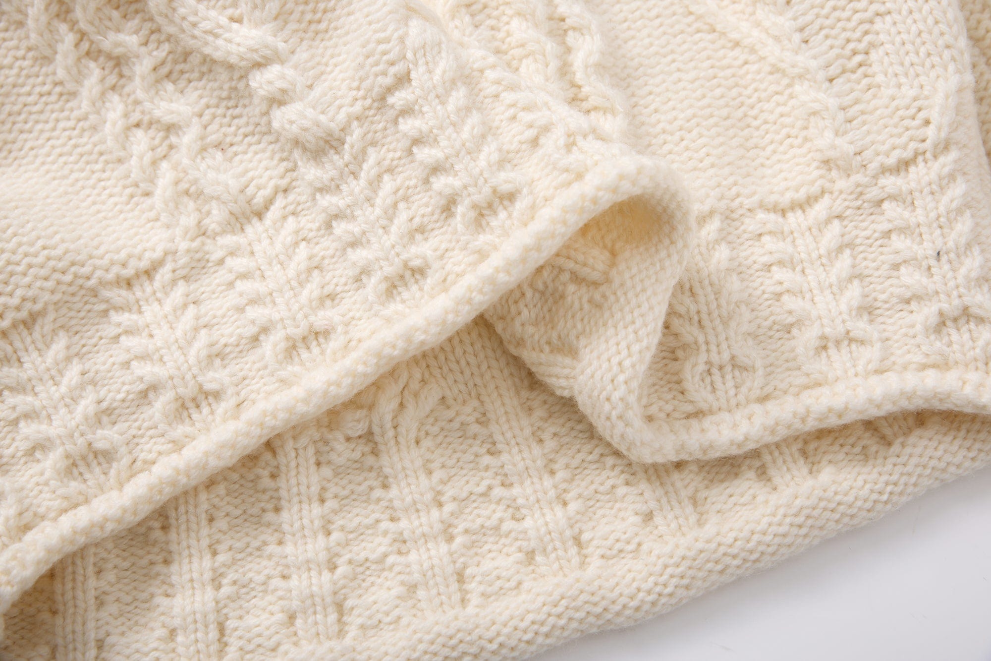SAME FLOW Chunky Cable-Knit Raglan Sweater