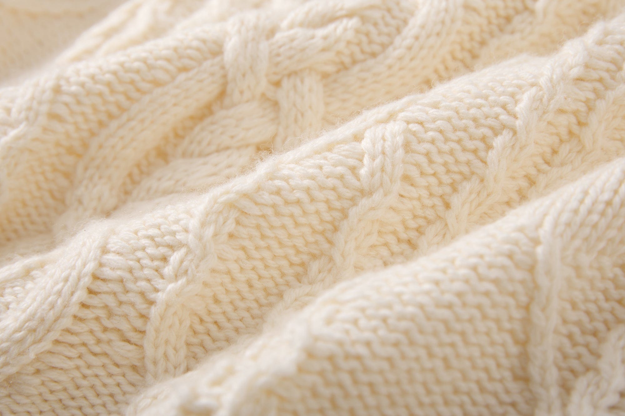 SAME FLOW Chunky Cable-Knit Raglan Sweater