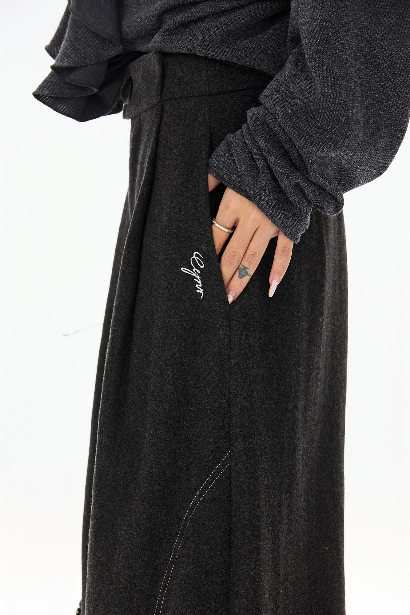 CYGNENOYR Curved Panel Stitch Wide-Leg Pants