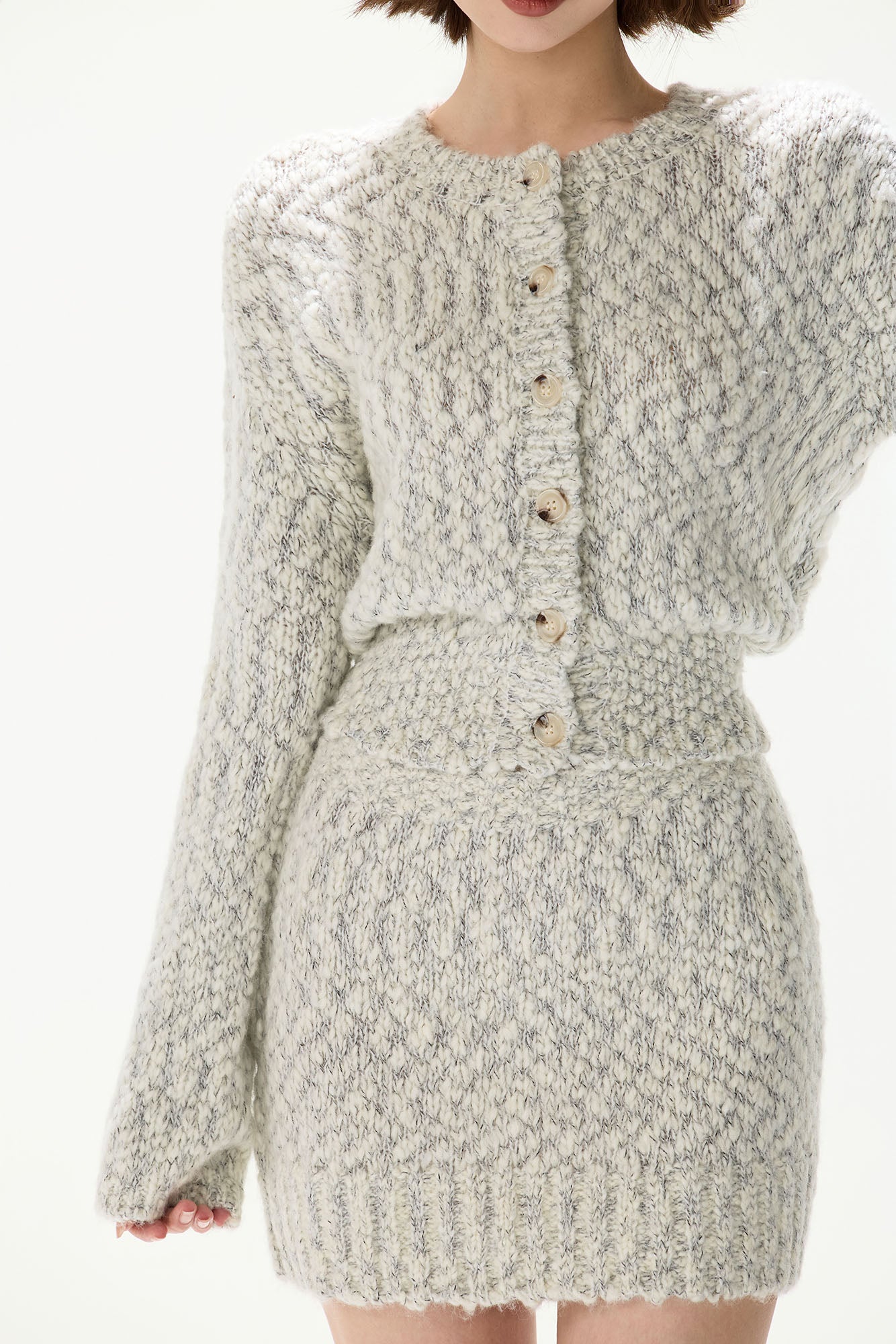 CYGNENOYR Chunky Cable-Knit Cropped Cardigan Gray