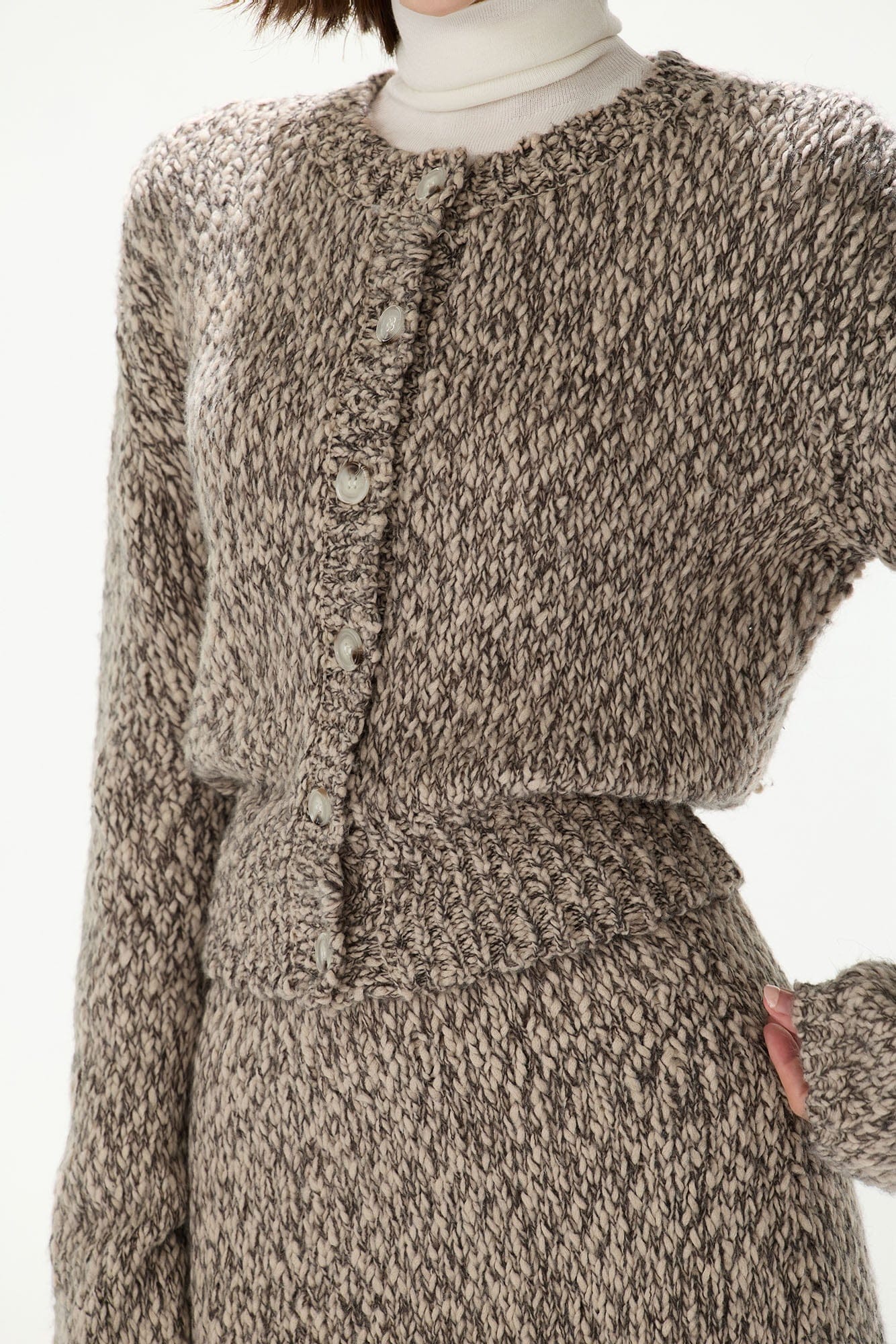 CYNR Chunky Cable-Knit Cropped Cardigan Brown