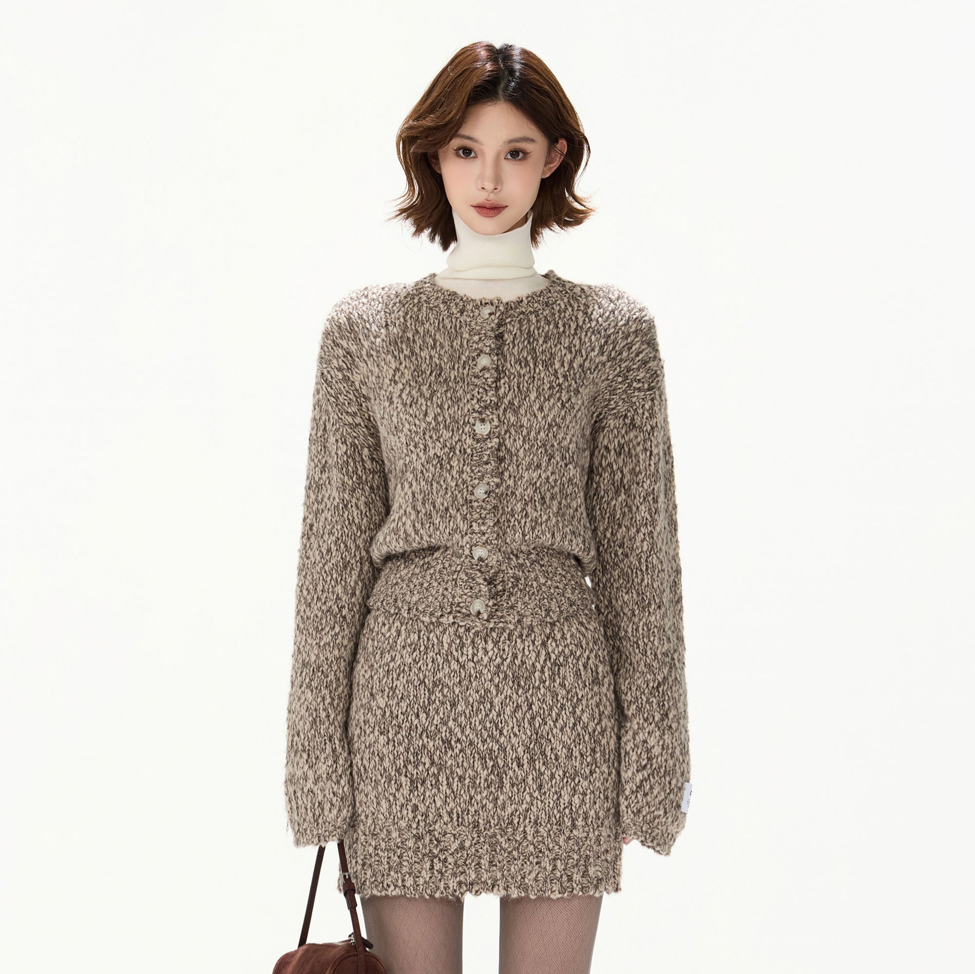 CYGNENOYR Chunky Cable-Knit Cropped Cardigan Brown