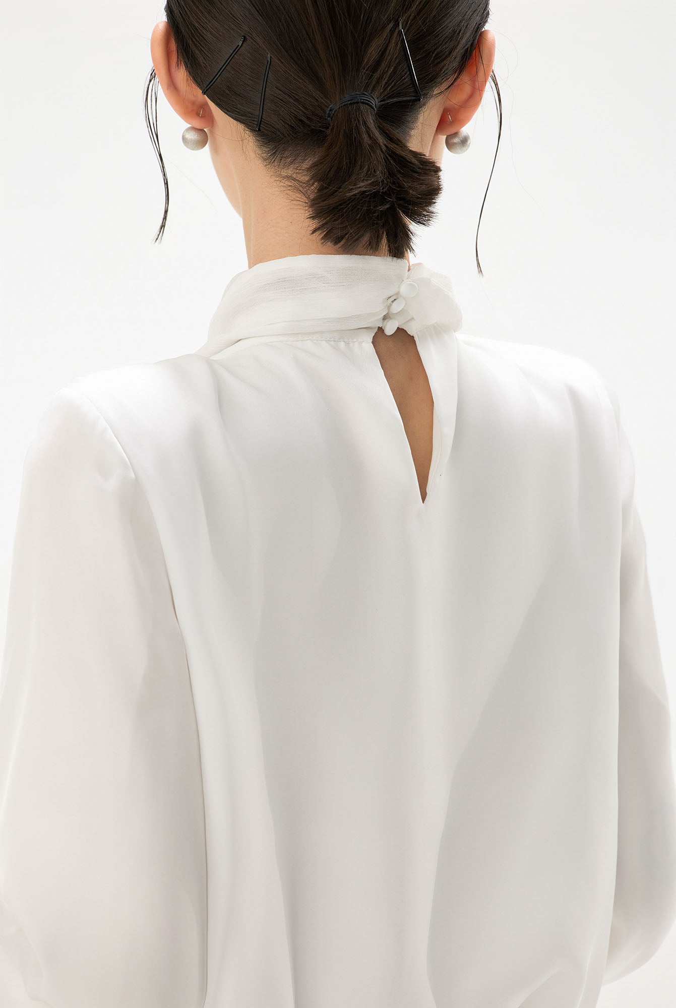 CYGNENOYR Pleated Fringe Tie-Neck Shirt