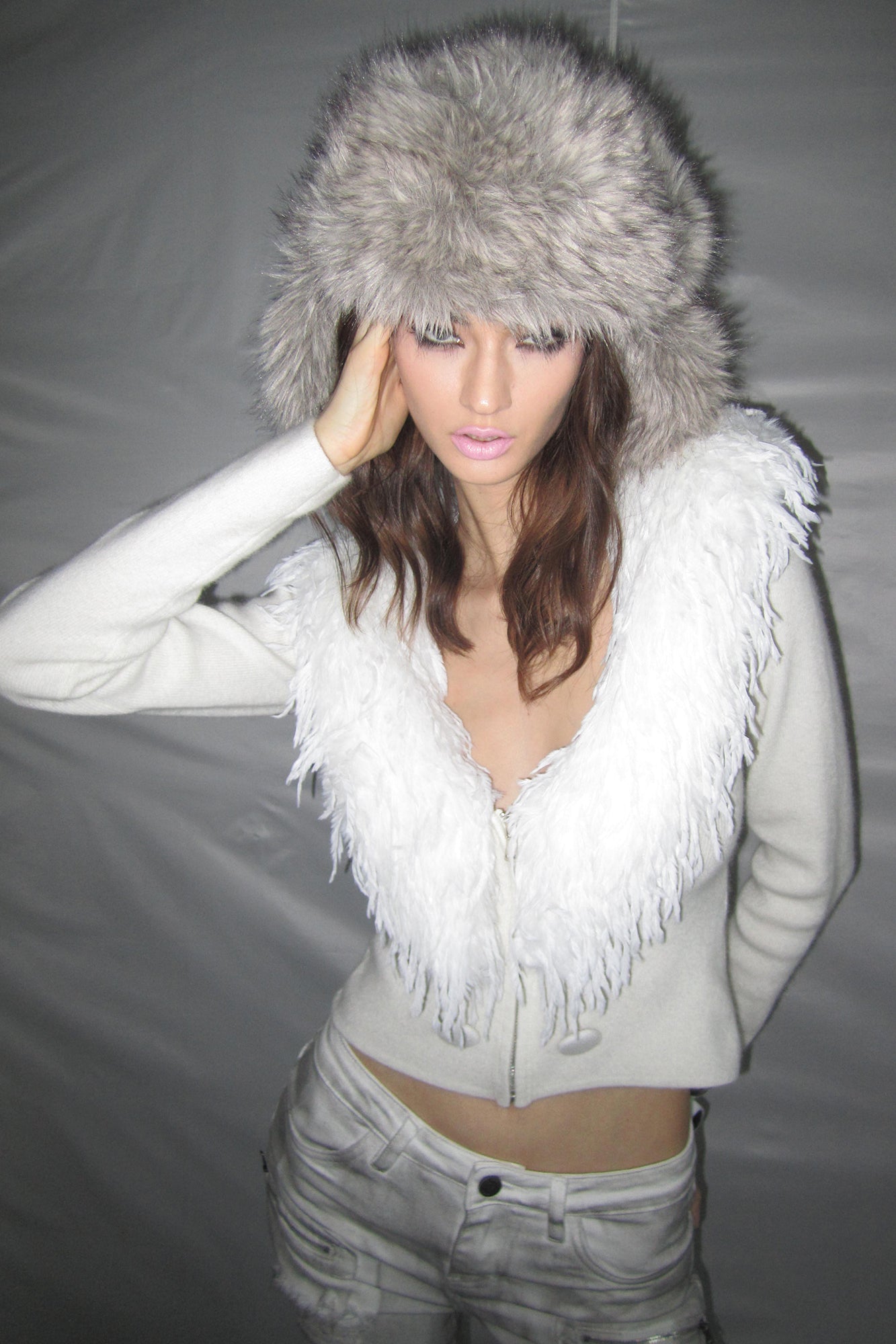 NEVER OFFEND L ANGEL Deep-V Shaggy Trim Zip-Up Cropped Cardigan