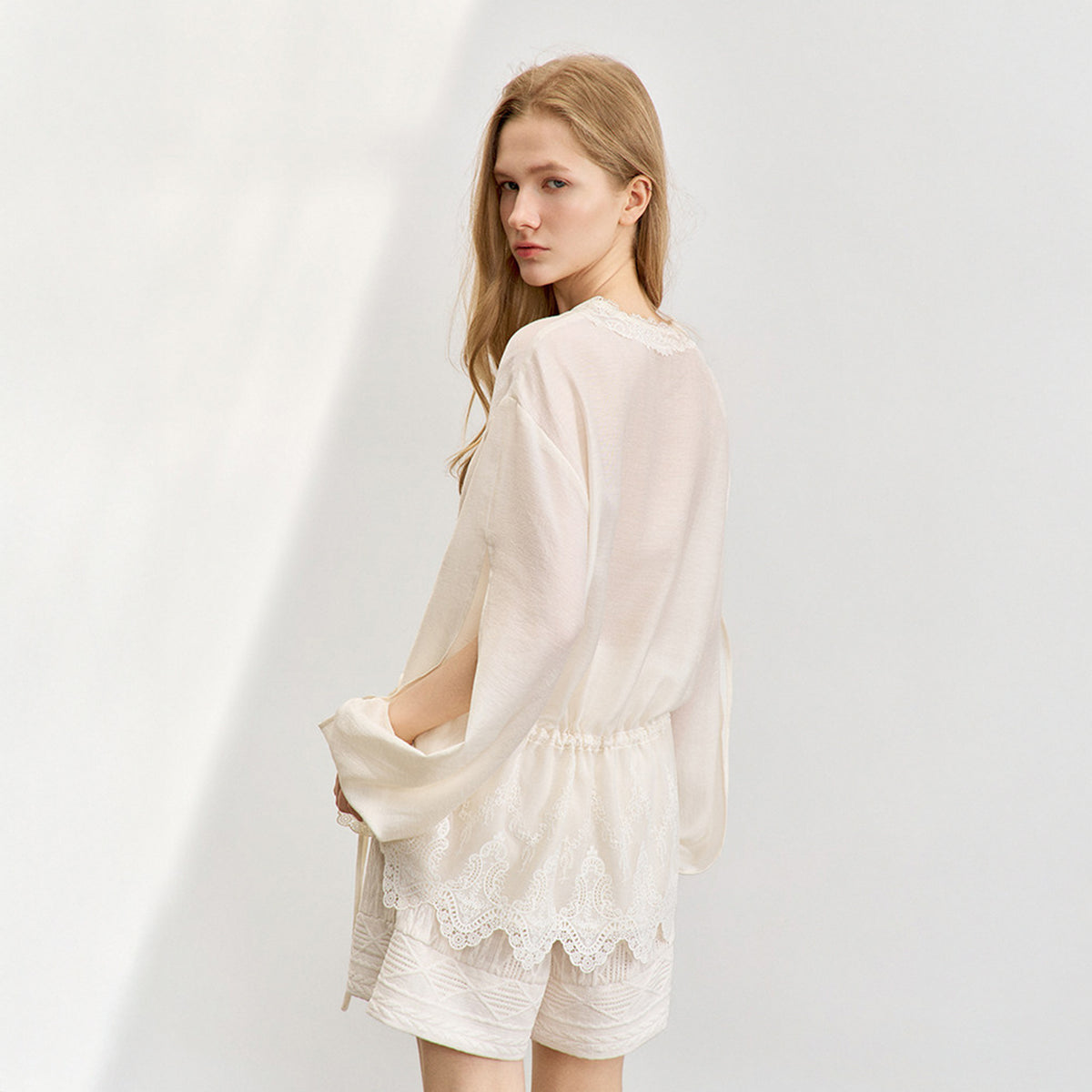 SAME FLOW Retro Lace-Trim Drawstring Fitted Shirt