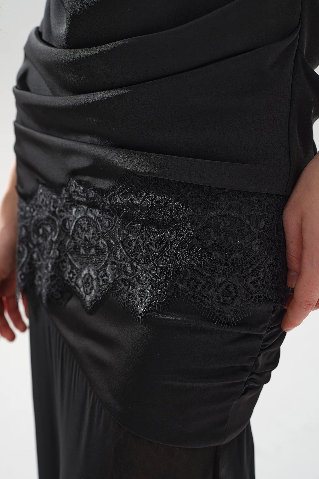 LAYERS Cowl Neck Open-Back Lace Trim Halter Top