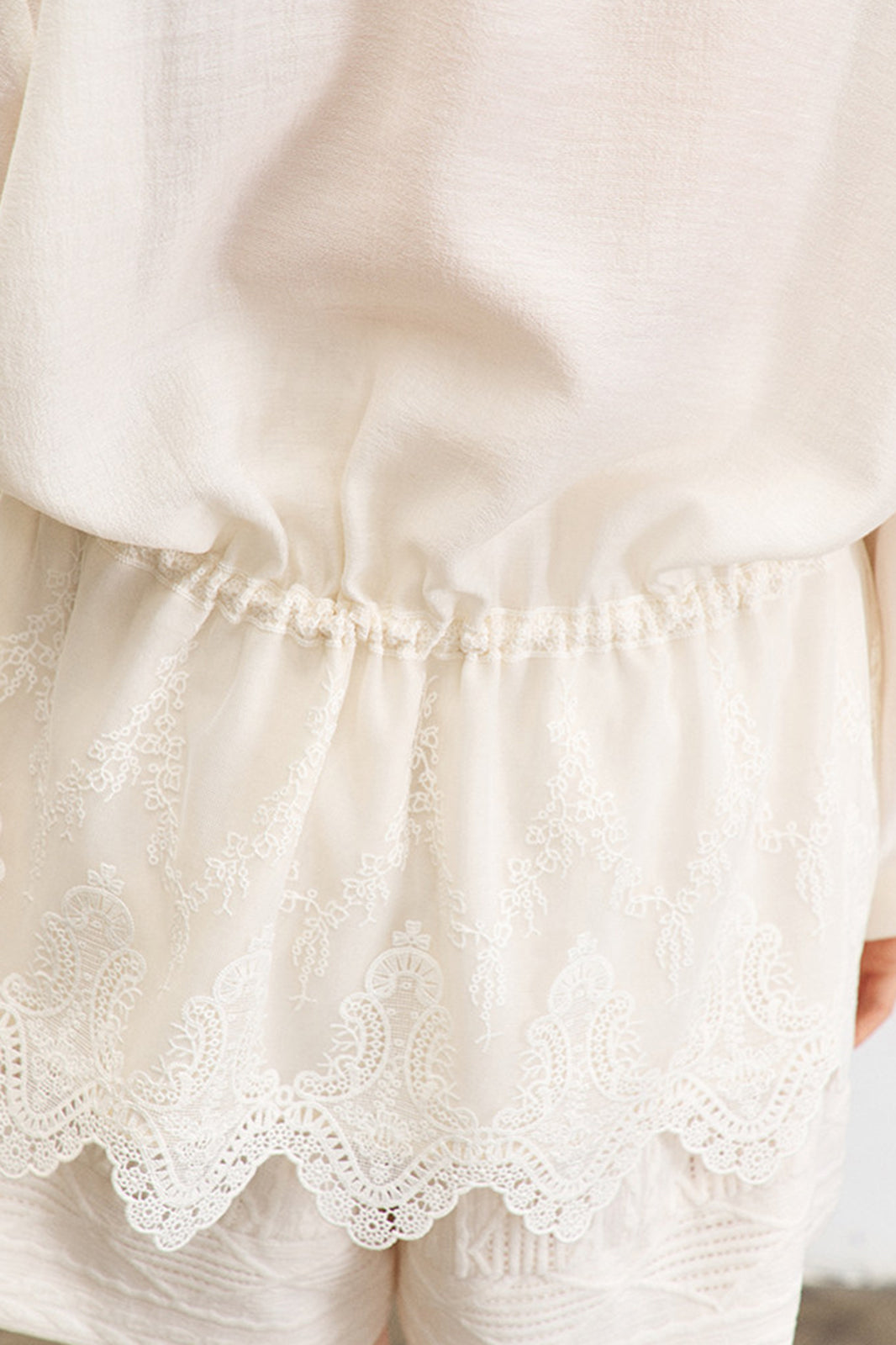 SAME FLOW Retro Lace-Trim Drawstring Fitted Shirt