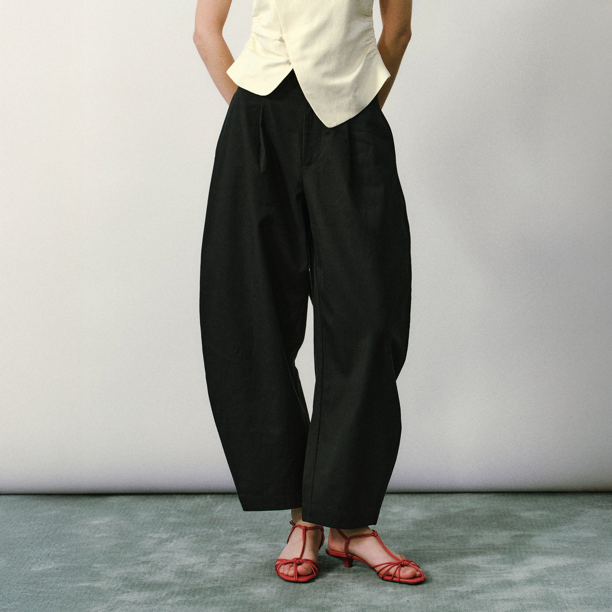 YUANYE Essential Pleated Barrel-Leg Pants