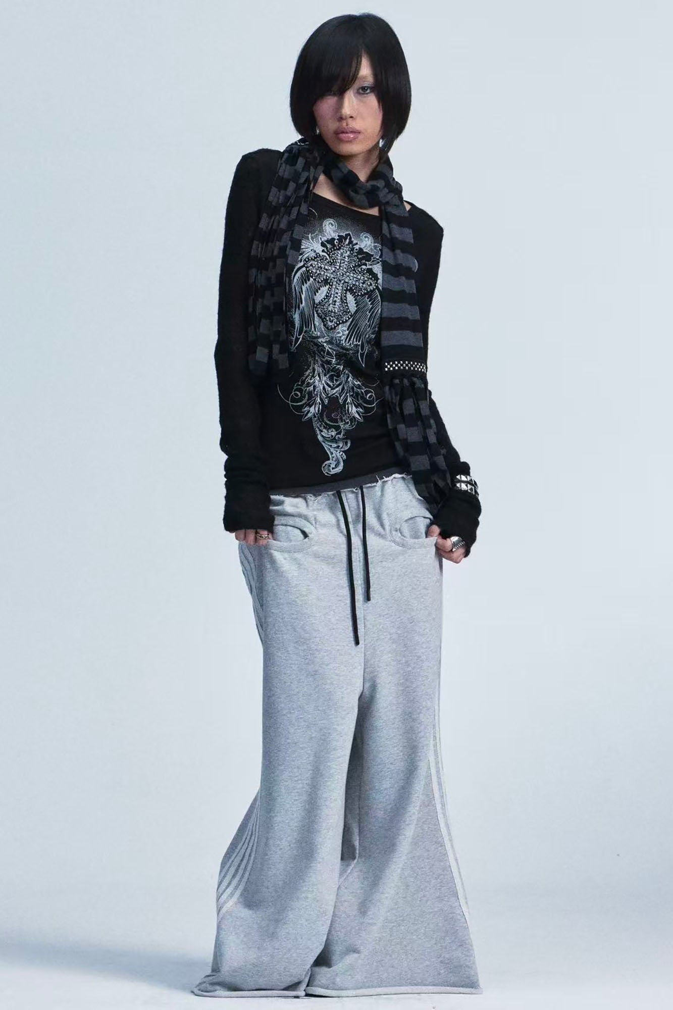 NONAME SPACE Rivet Contrast Graphic Long-Sleeve Tee