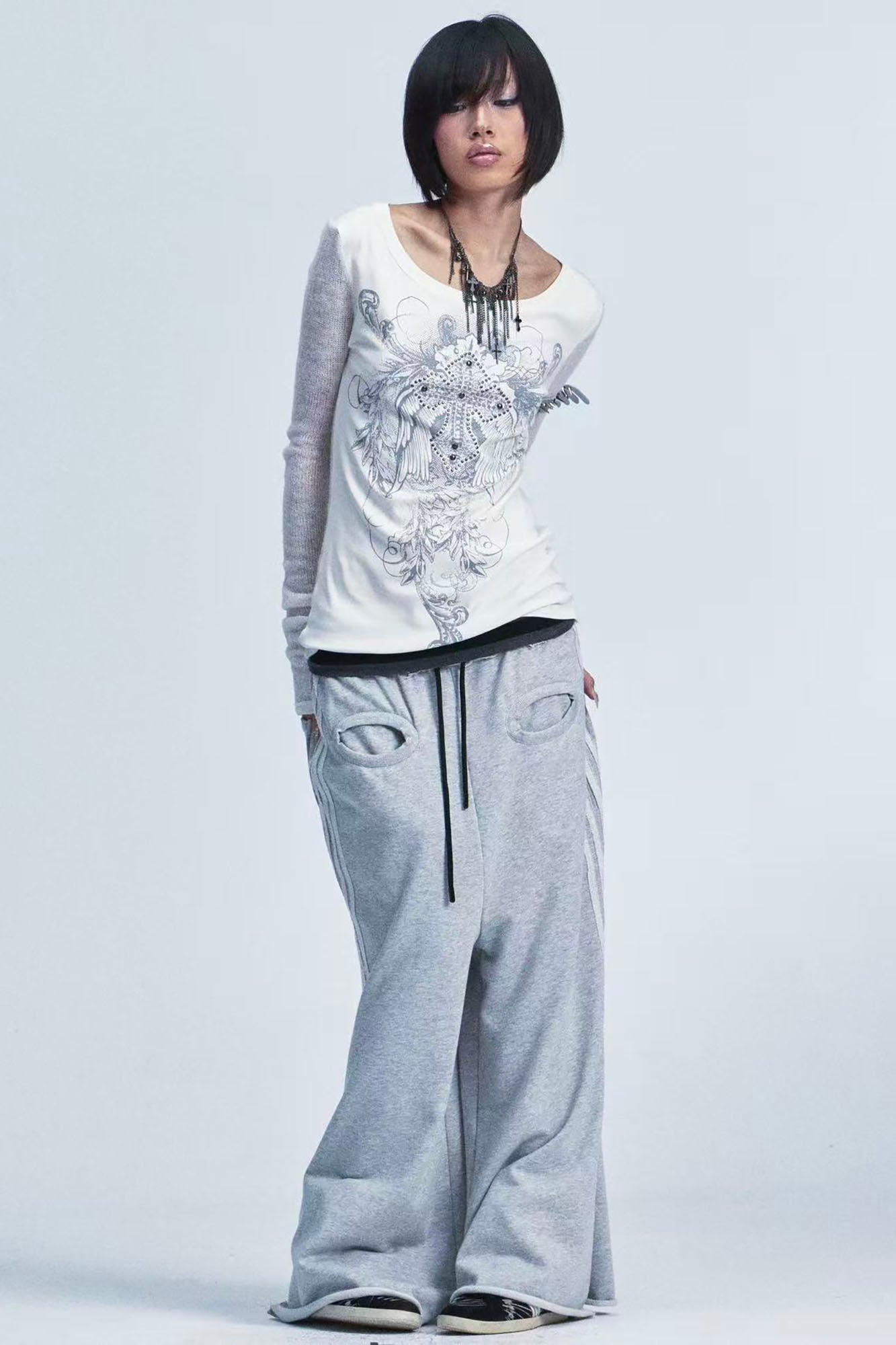 NONAME SPACE Rivet Contrast Graphic Long-Sleeve Tee