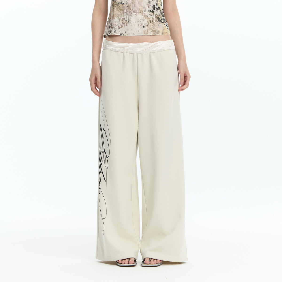 FAYCHUI Graphic Lace-Pocket Wide-Leg Sweatpants Beige