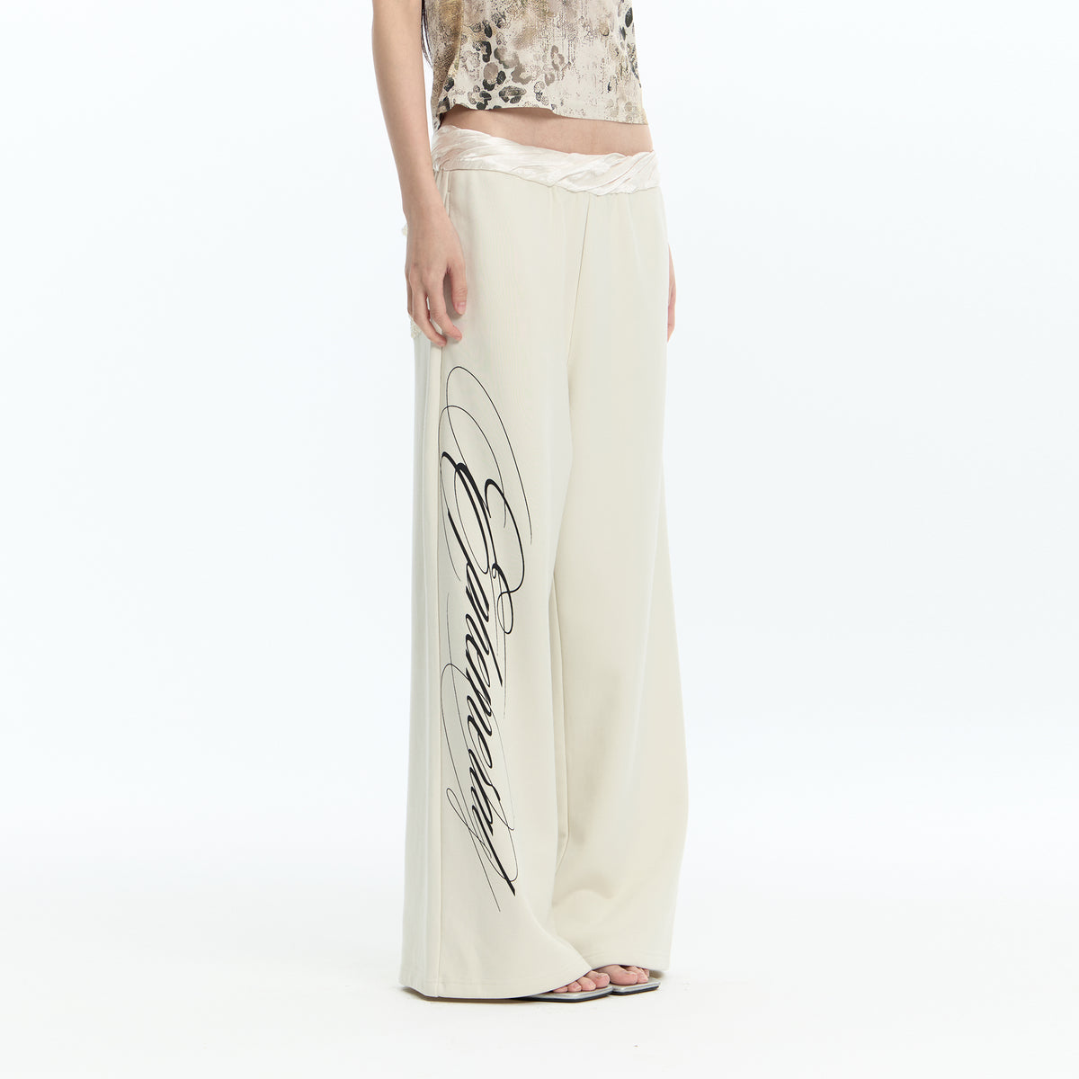 FAYCHUI Graphic Lace-Pocket Wide-Leg Sweatpants Beige