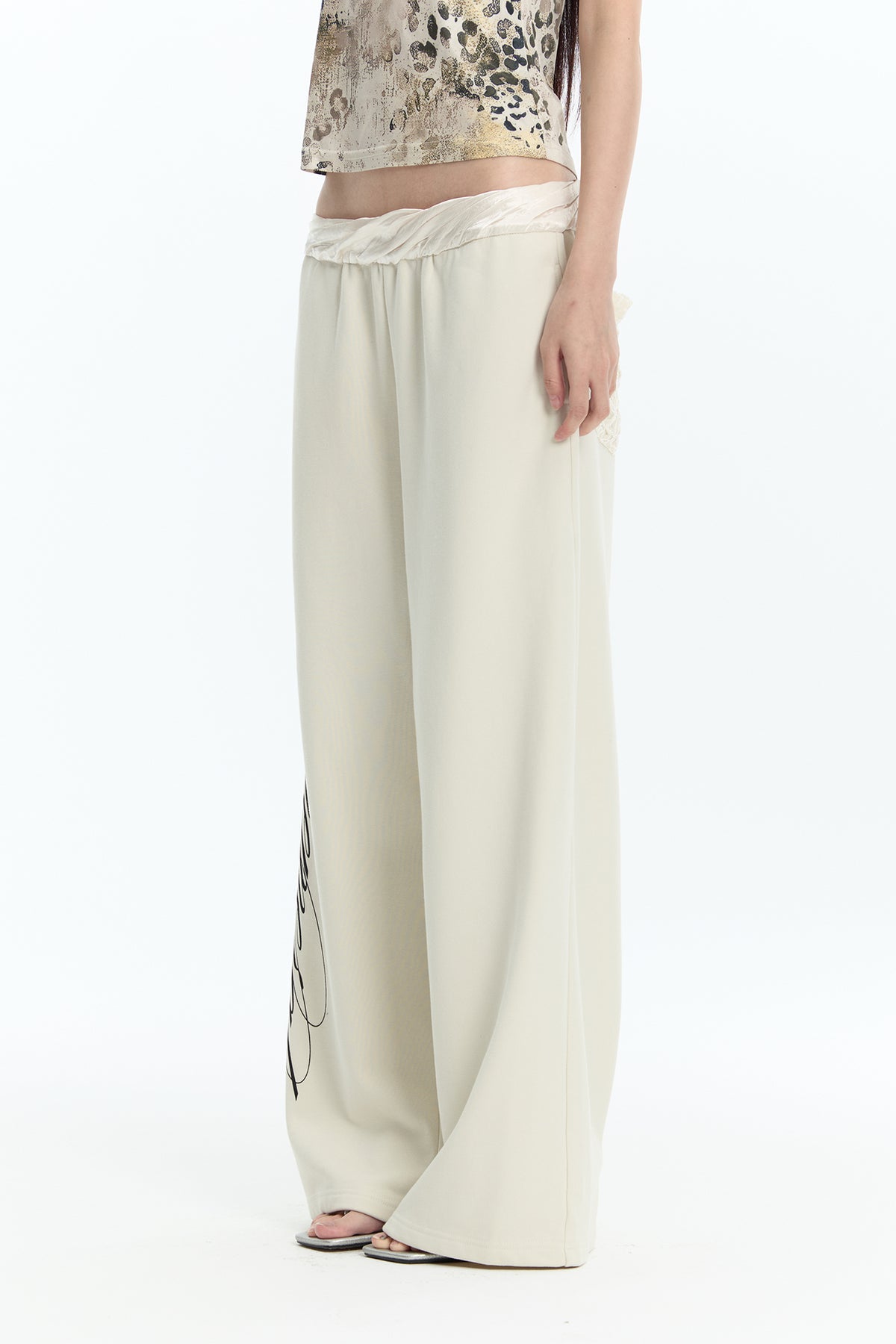 FAYCHUI Graphic Lace-Pocket Wide-Leg Sweatpants Beige
