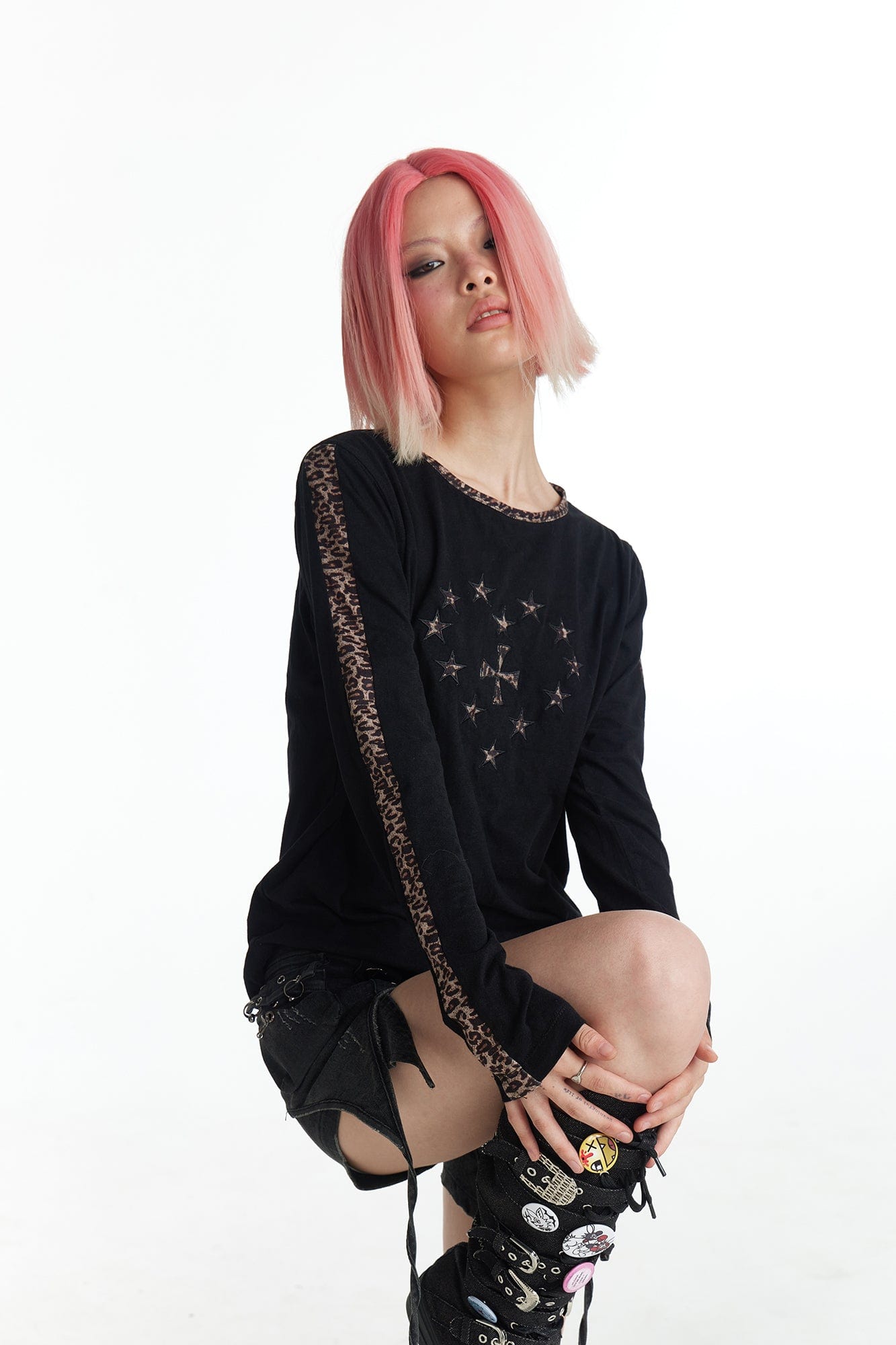 FAYCHUI Leopard Trim Cross-Star Graphic Long Sleeve Tee