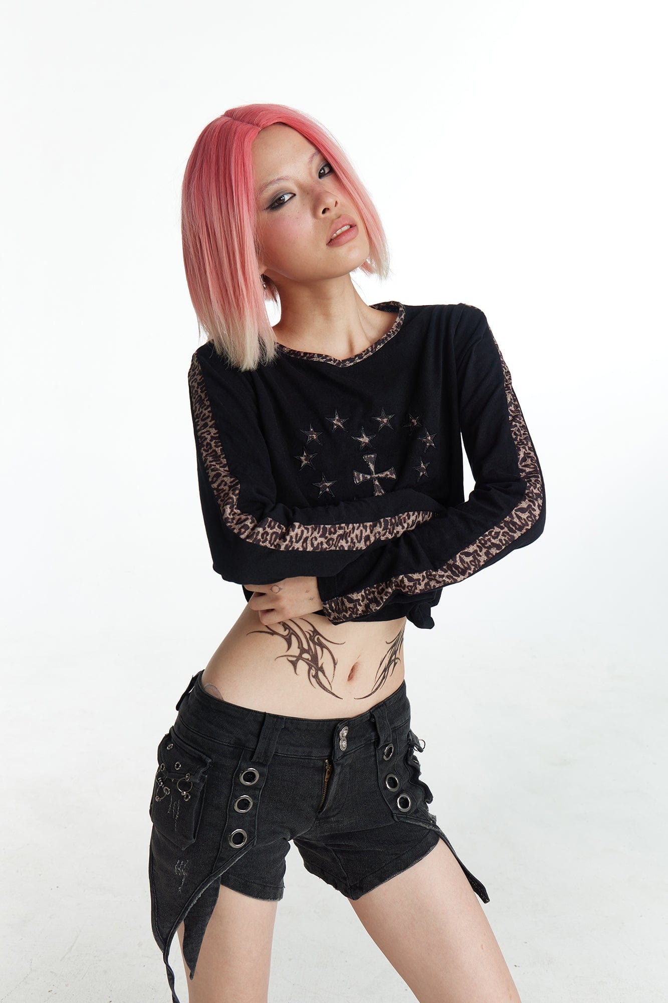 FAYCHUI Leopard Trim Cross-Star Graphic Long Sleeve Tee